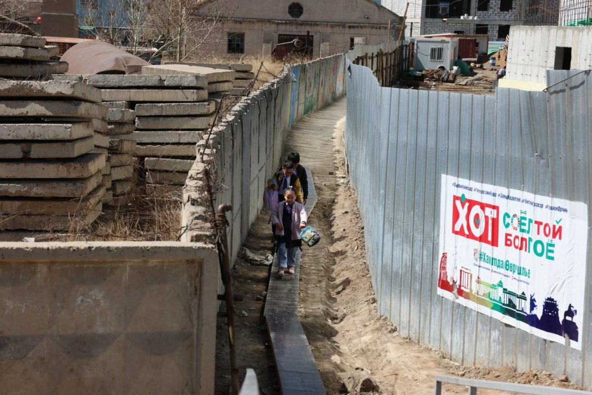 Явган хүний замыг хаасан зөрчлийг 14 хоногт арилгуулах мэдэгдэл хүргүүллээ