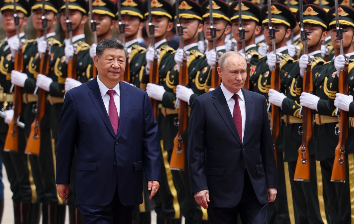 Ши Жиньпин Ардын их хурлын ордонд ОХУ-ын Ерөнхийлөгч Владимир Путиныг угтан авлаа