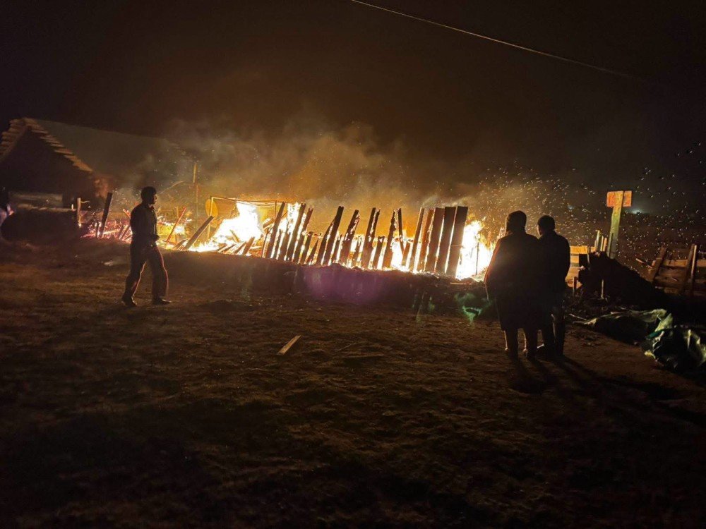 Сумын цагдаа нар унтаж байсан хоёр хүнийг галаас аварчээ