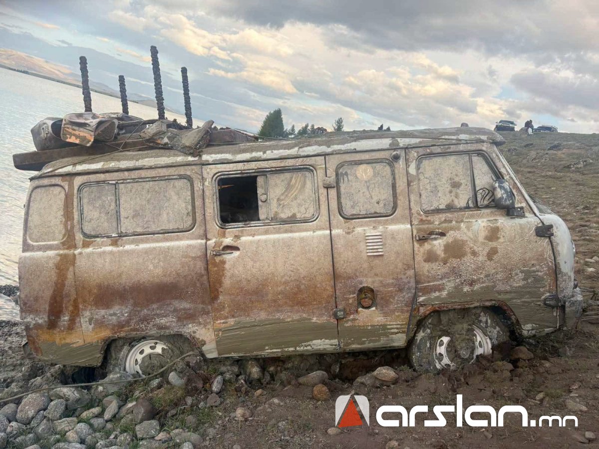 Хотон нуурт 2018 онд живсэн “УАЗ фургон” загварын автомашиныг 36 метрийн гүнээс татан гаргалаа