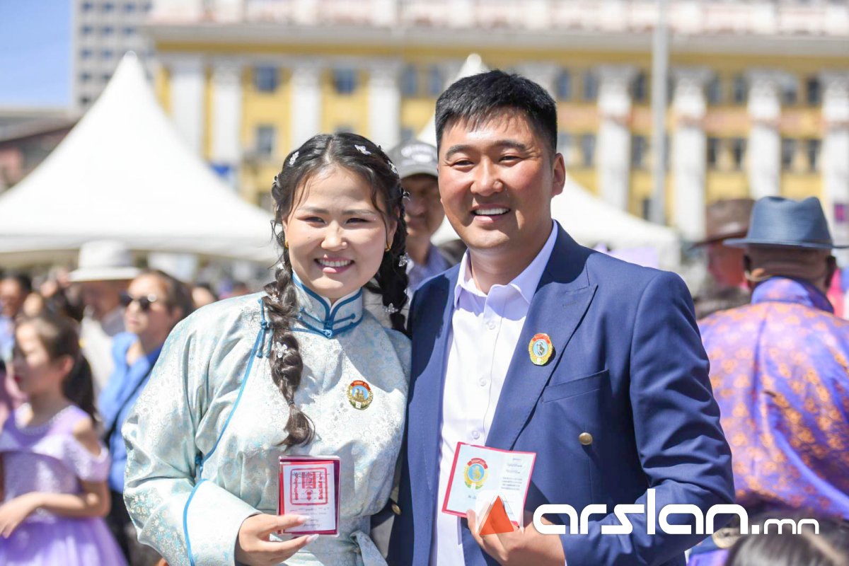 Алдарт эхийн одонгоор энгэрээ мялаасан эхнэр нь нөхөртөө АЛДАРТ ААВЫН ОДОН зүүж өглөө