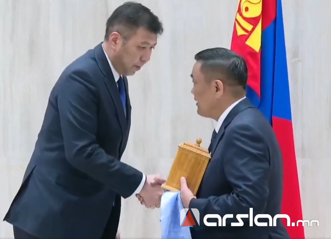 Хотын даргын үүрэг гүйцэтгэгч Б.Мөнхбатад тамга, тэмдгийг нь гардуулан өглөө