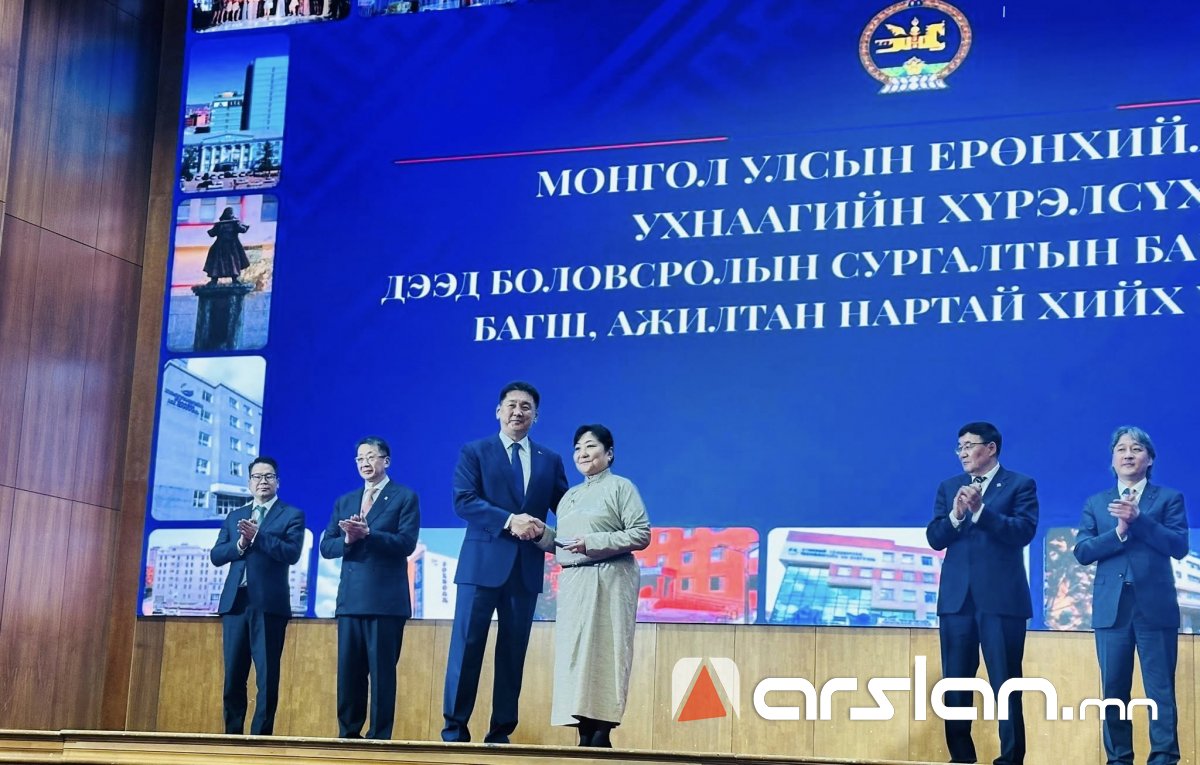 Отгонтэнгэр их сургуулийн багш Ц.Алтанцэцэг “Монгол Улсын Гавьяат багш” цол хүртлээ