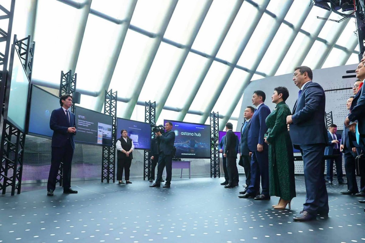 Ерөнхийлөгч У.Хүрэлсүх Астана хотын хиймэл оюун ухааны “Alem.AI” төвд зочиллоо