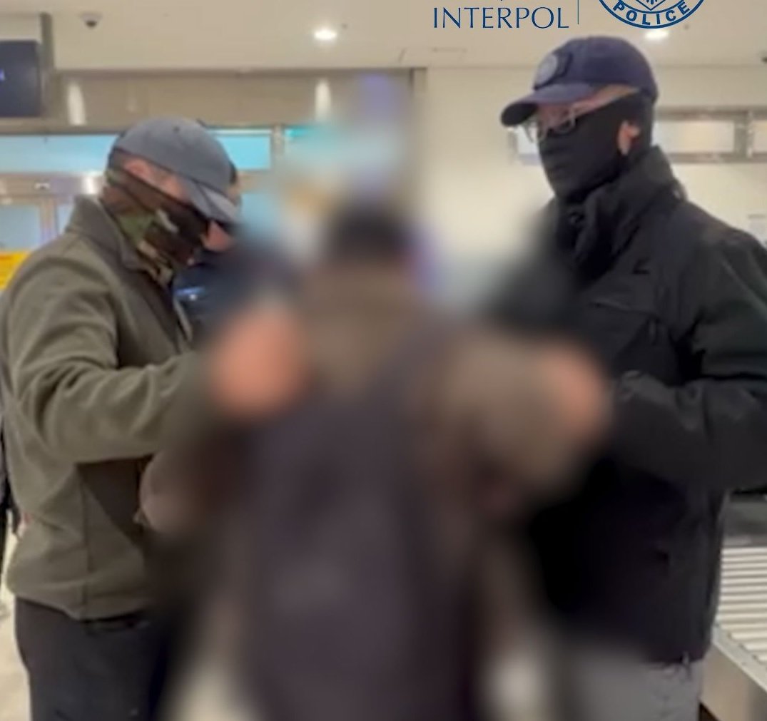Бага насны хүүхдийг садар самуунд уруу татаж, Интерполын эрэн сурвалжлагдаж байсан этгээдийг БНСУ-аас албадан гаргуулж, баривчиллаа