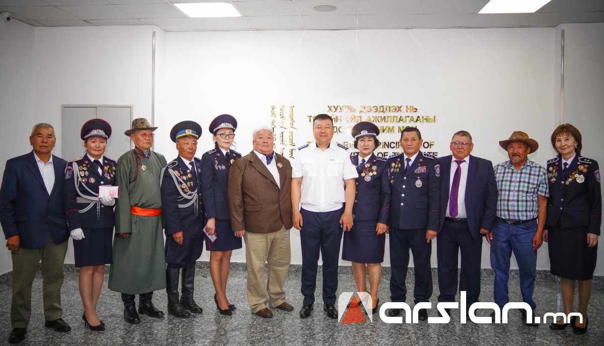 Мөрдөн шалгах албаны ахмад ажилтнуудад ШАГНАЛ ГАРДУУЛАХ арга хэмжээ боллоо