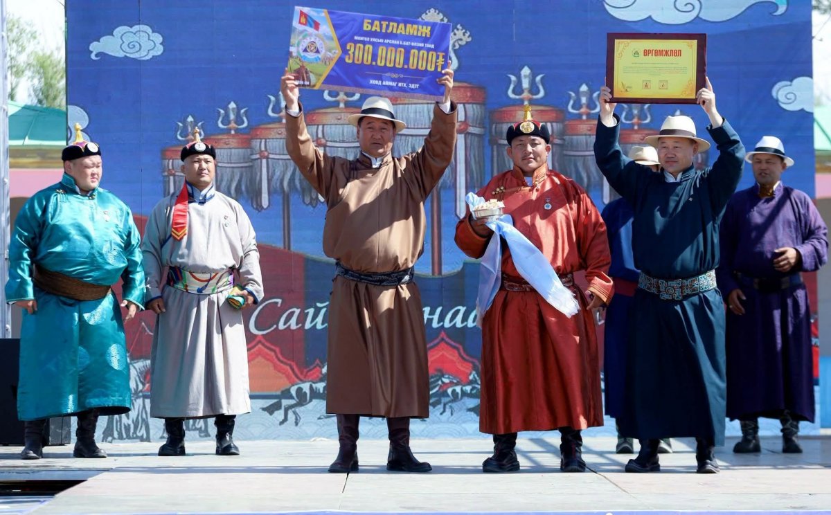 Б.Бат-Өлзий арслангийн цолыг 300 сая төгрөгөөр мялаажээ