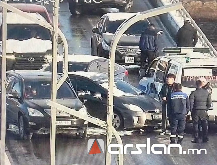Яаралтай түргэн тусламжийн жолооч хөдөлгөөнд оролцох үедээ гурван суудлын автомашин мөргөж, зам тээврийн осол гаргажээ