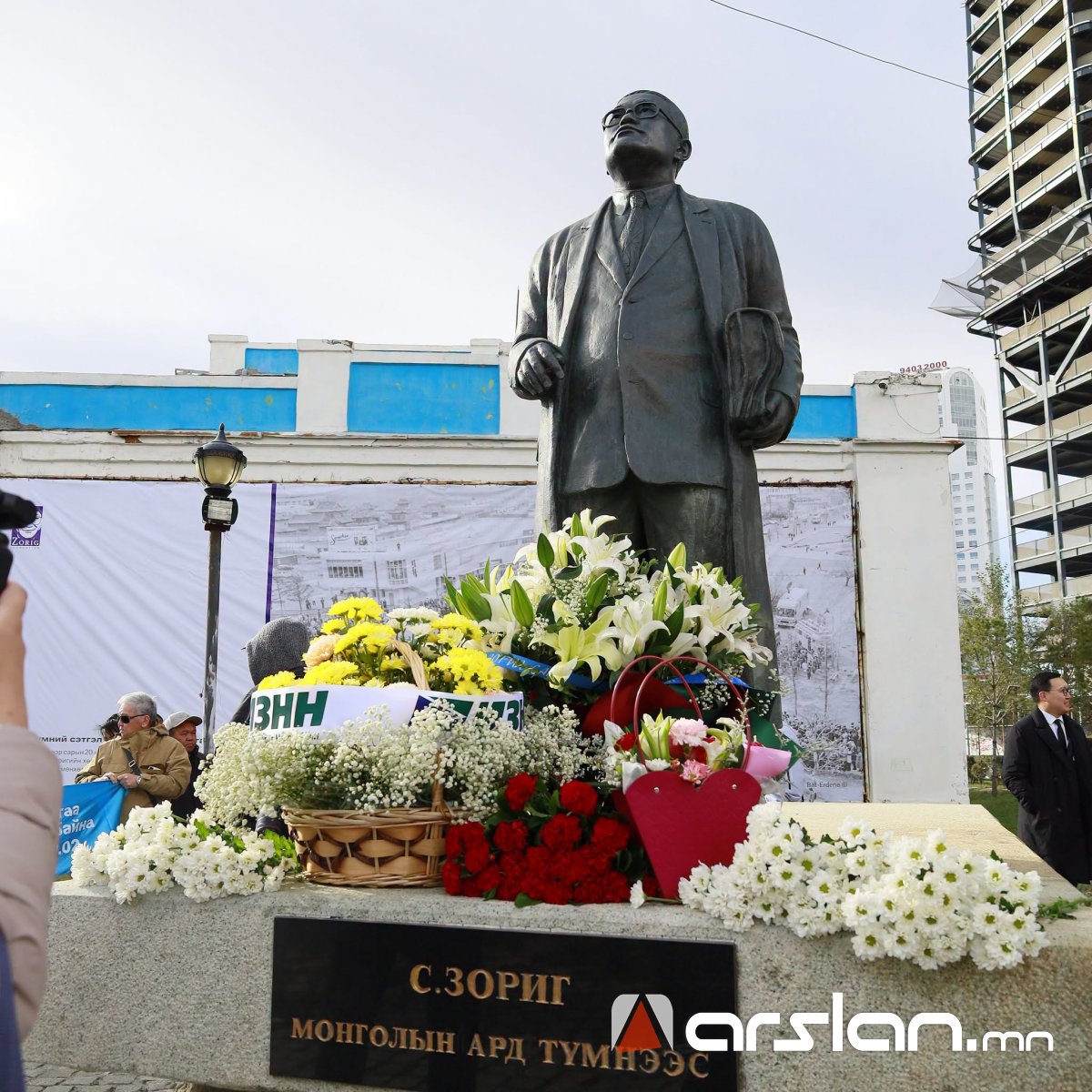 “Гурван шатны шүүхээс С.Зориг агсны хэрэгт гэм буруутай гэж үзсэн этгээдэд төрөөс орон сууц өгч байгаа нь харамсалтай“