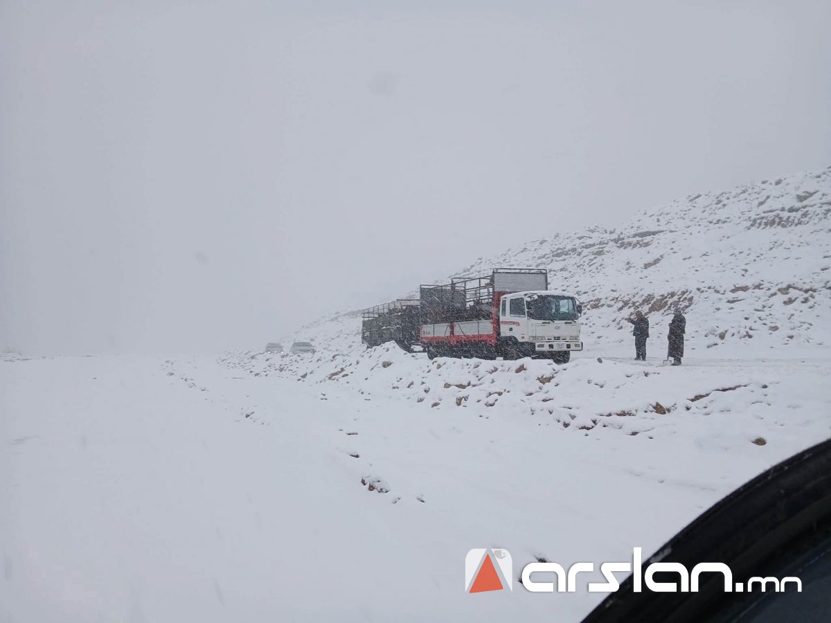 СЭРЭМЖЛҮҮЛЭГ: Завхан аймгийн Солонготын даваанд цас орж, замд халтиргаа гулгаа үүссэн байн