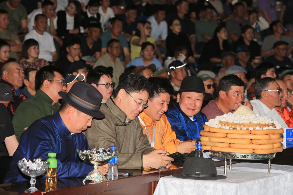 Сүхбаатар аймгийн морины комиссын гишүүн Т.Баярхүү өөрийн уяач У.Тамирын хязааланг хүчээр айрагдуулж, хууль зөрчсөн нь ИЛЧЛЭГДЛЭЭ