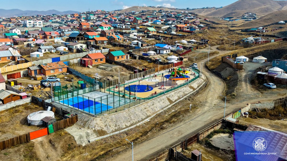 Сонгинохайрхан дүүргийн 35 дугаар хороонд баригдаж буй тоглоомын талбайн ажил 95 хувьтай байна